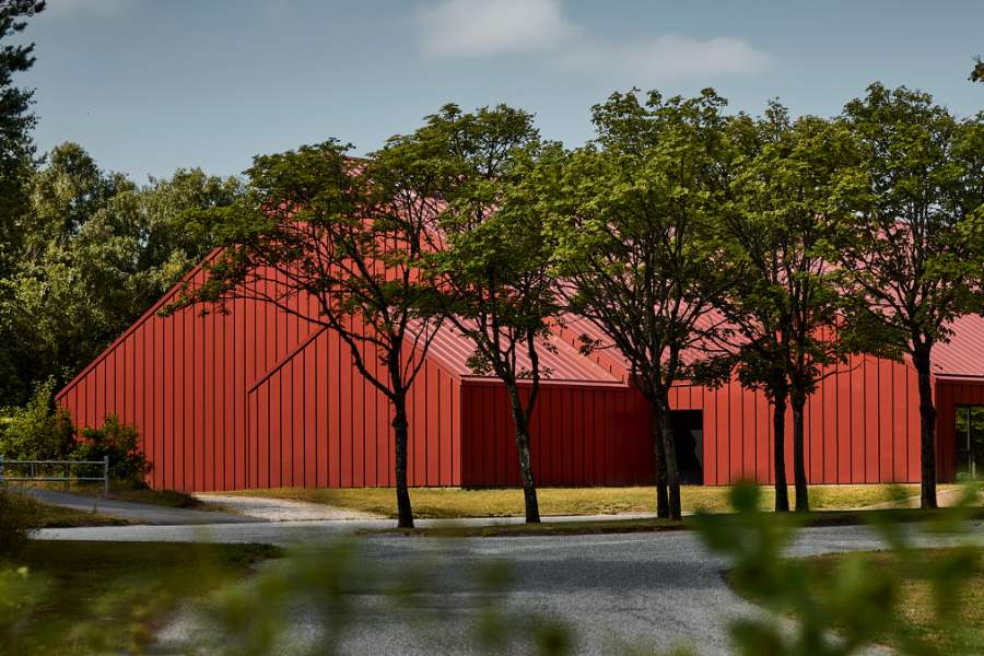 Steel profiles form the framework when space is provided for sports, learning, and play in Vestbjerg, Vestbjerg Idrætshal, Bakmøllevej 280, 9380 Vestbjerg, Denmark